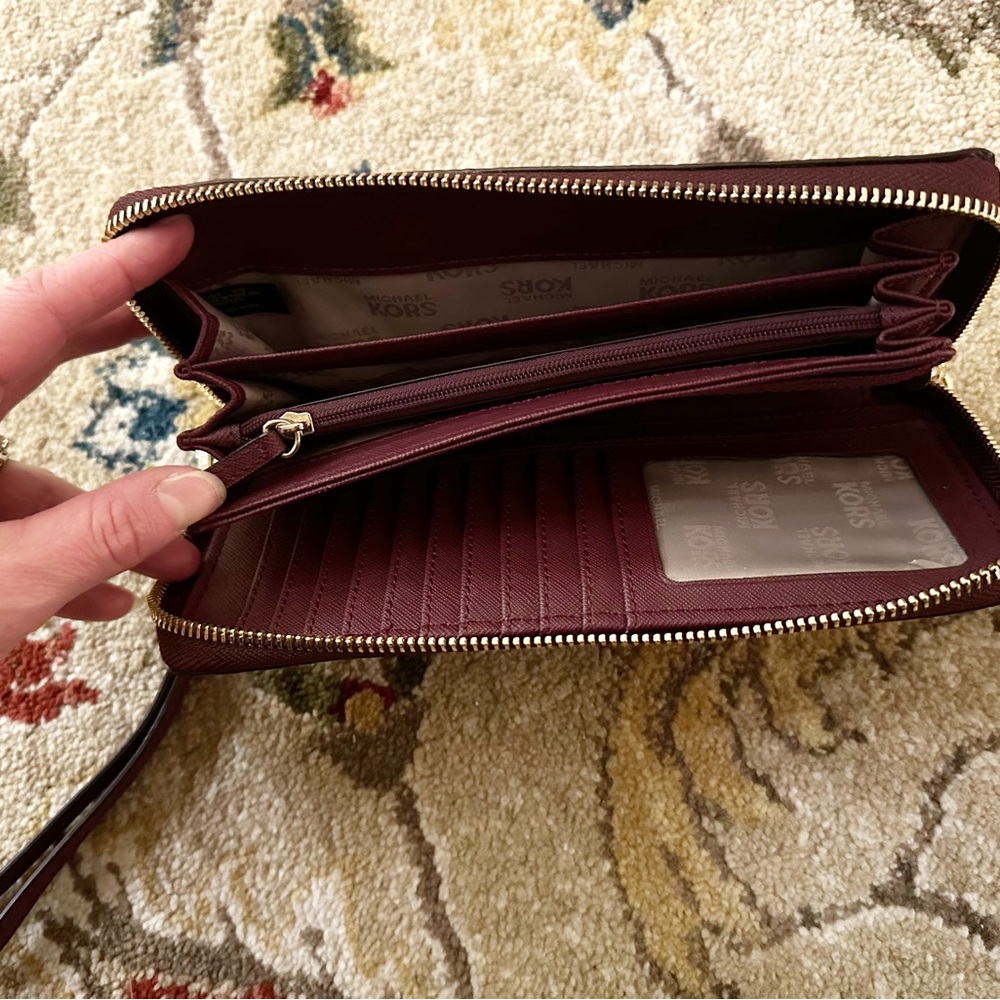 Michael Kor’s Jet Set Continental Travel Full Zip Leather Wallet - Picture 5 of 13